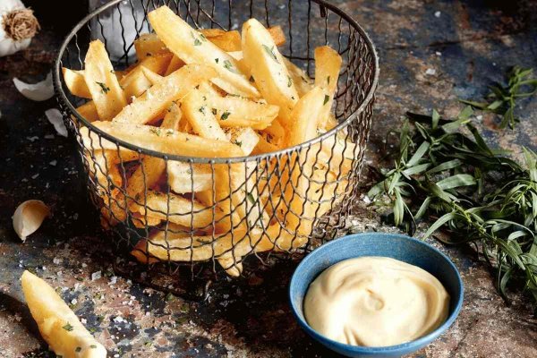 Vegan mayo and chips